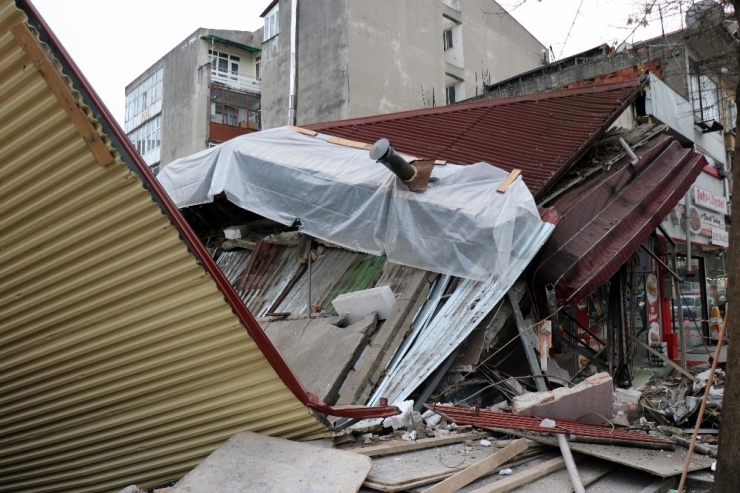 Sakarya’da Bina Çöktü, İşçiler Bina Altına Kalkmaktan Son Anda Kurtuldu