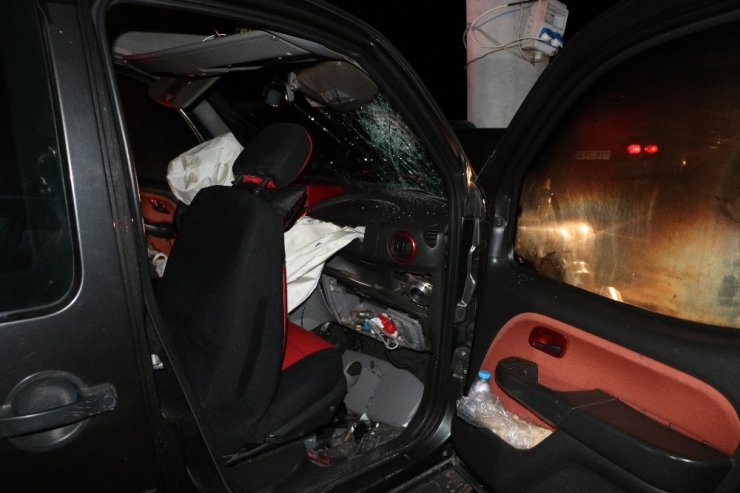 Hafif Ticari Araç Elektrik Direğine Çarptı: 4 Yaralı