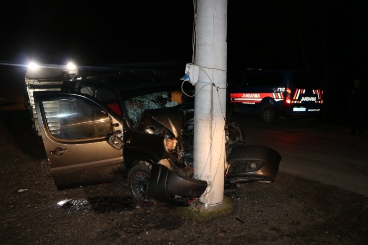 Hafif Ticari Araç Elektrik Direğine Çarptı: 4 Yaralı