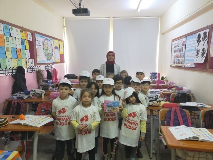 Yazmayı Öğrenince İlk Tebrik Kartını Emniyet Genel Müdürüne Gönderdi, Okuluna Hediye Yağdı