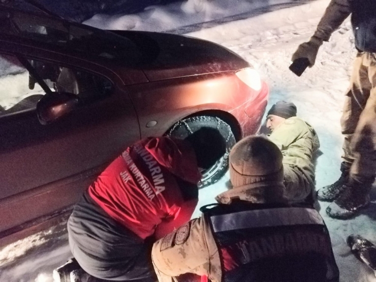 Sarıkamış’ta Mahsur Kalan Aile Jak Timlerince Kurtarıldı