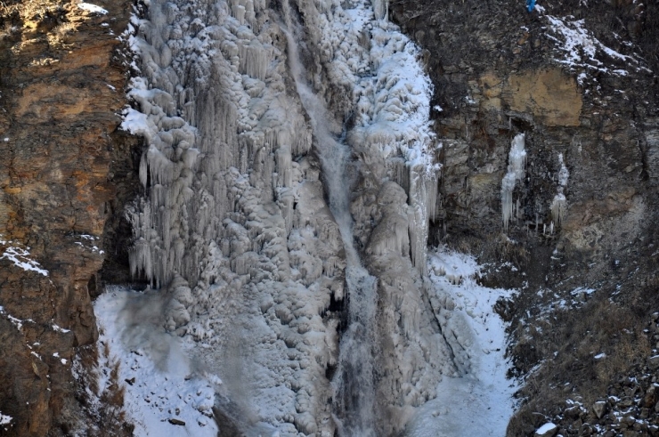 Kars’ın Soğuğu Şelaleyi Dondurdu