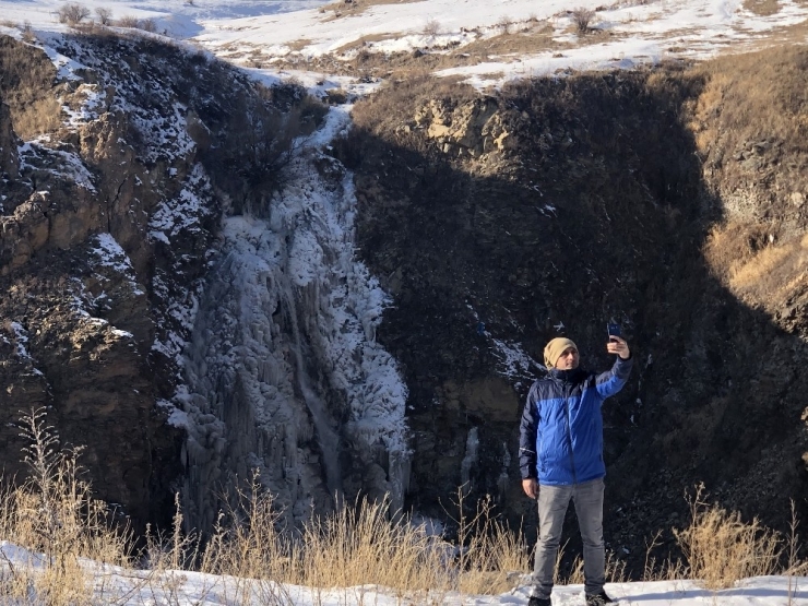 Kars’ın Soğuğu Şelaleyi Dondurdu