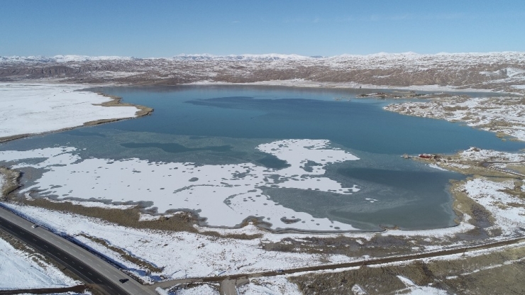 Sivas’ın En Büyük Gölü Kısmen Dondu