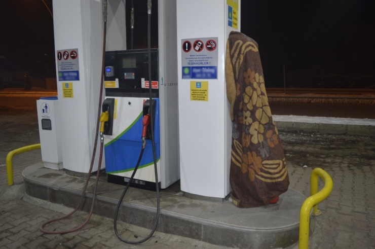 Akaryakıt İstasyonunda Pompalara Battaniyeli Koruma