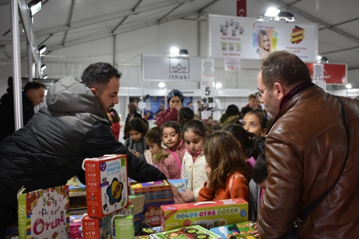 Tarsus Kitap Fuarı’na Yoğun İlgi