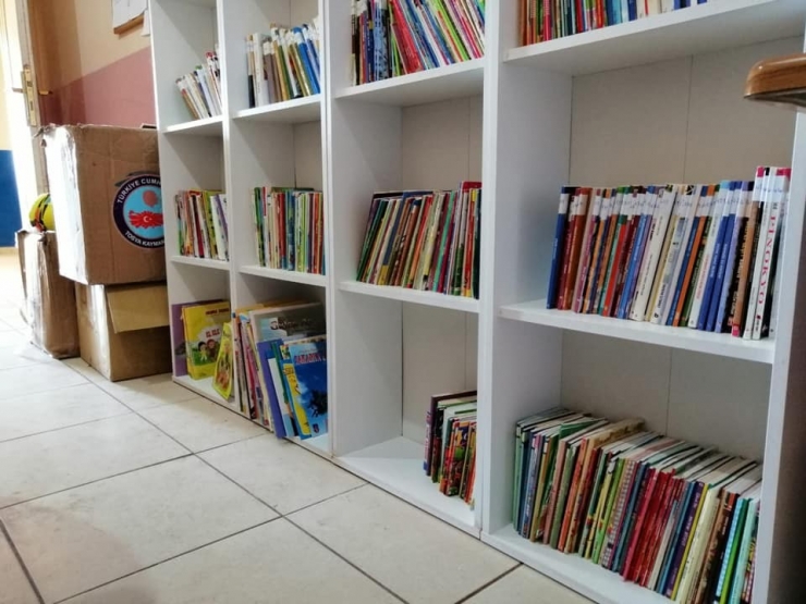 Tosya Kaymakamlığından Kıyafet Ve Kırtasiye Malzemesi Yardımı