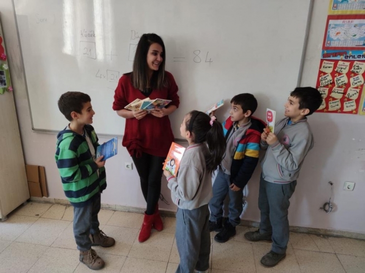 Çemişgezek’te Öğrencilere Karne Öncesi Kitap Hediyesi