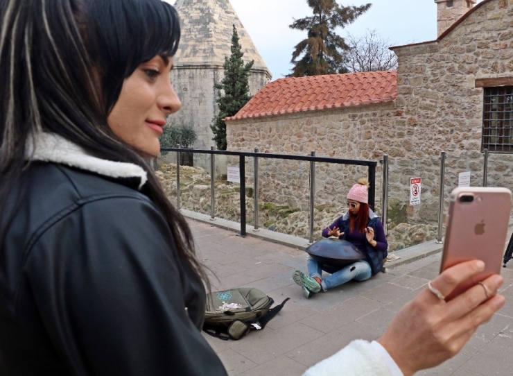 İran’da Çalamadığı Enstrümanla Antalya Sokaklarında Harçlığını Topluyor