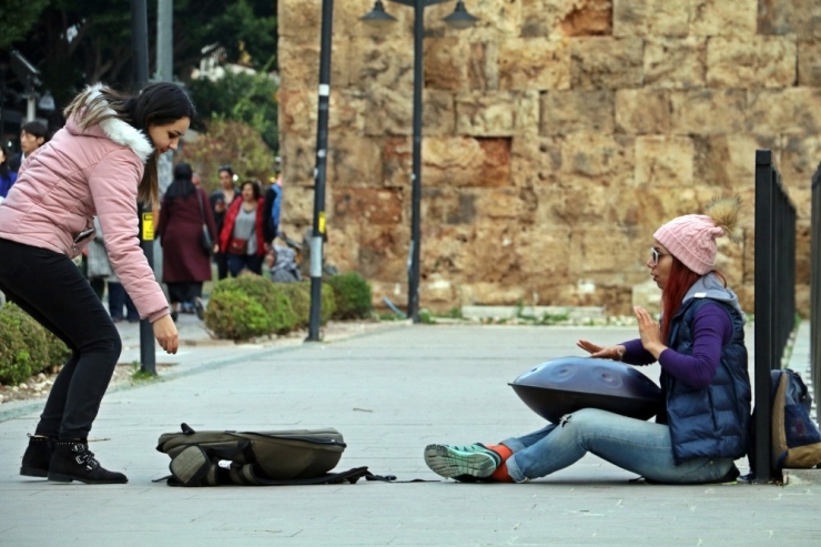 İran’da Çalamadığı Enstrümanla Antalya Sokaklarında Harçlığını Topluyor