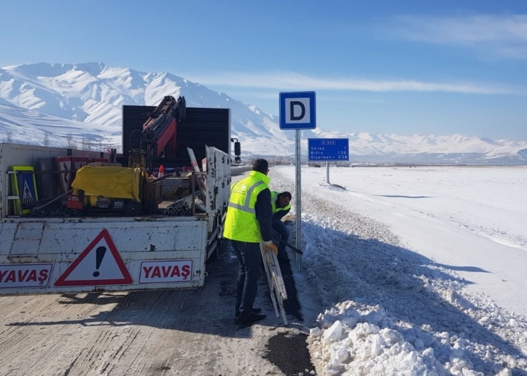 Van Büyükşehir Belediyesi Trafik Levha Çalışmalarını Sürdürüyor