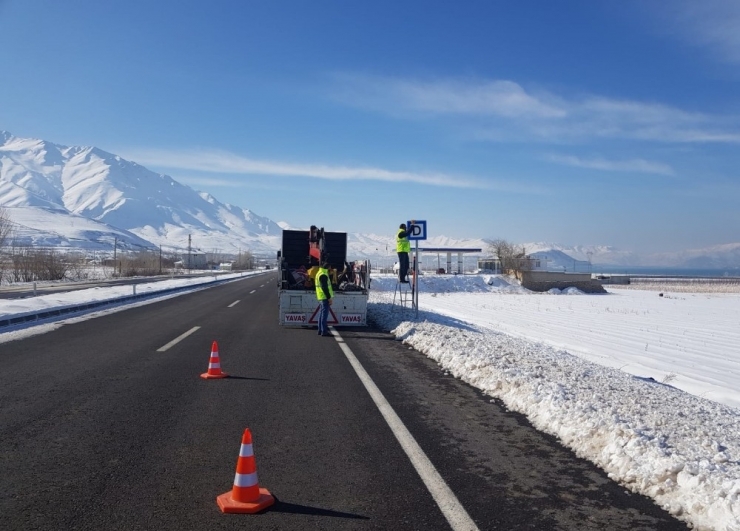 Van Büyükşehir Belediyesi Trafik Levha Çalışmalarını Sürdürüyor