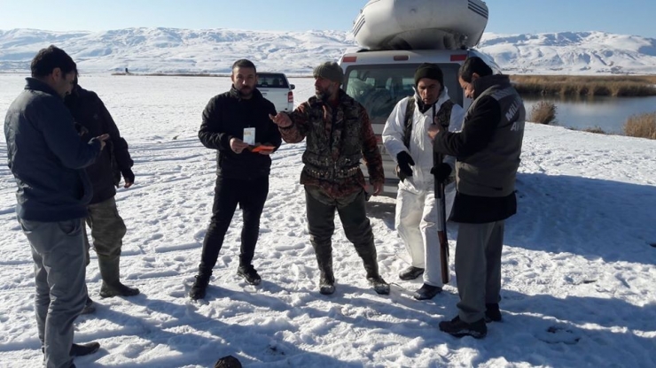 Dkmp Ekipleri, Bir Taraftan Doğaya Yem Bırakırken, Bir Taraftan Da Avcıları Denetliyor