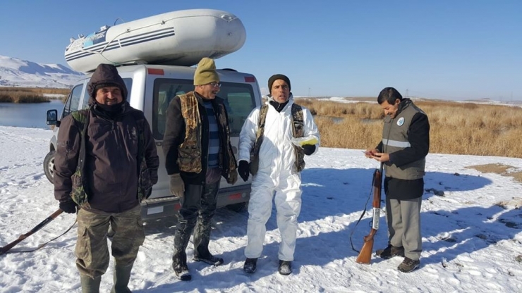 Dkmp Ekipleri, Bir Taraftan Doğaya Yem Bırakırken, Bir Taraftan Da Avcıları Denetliyor