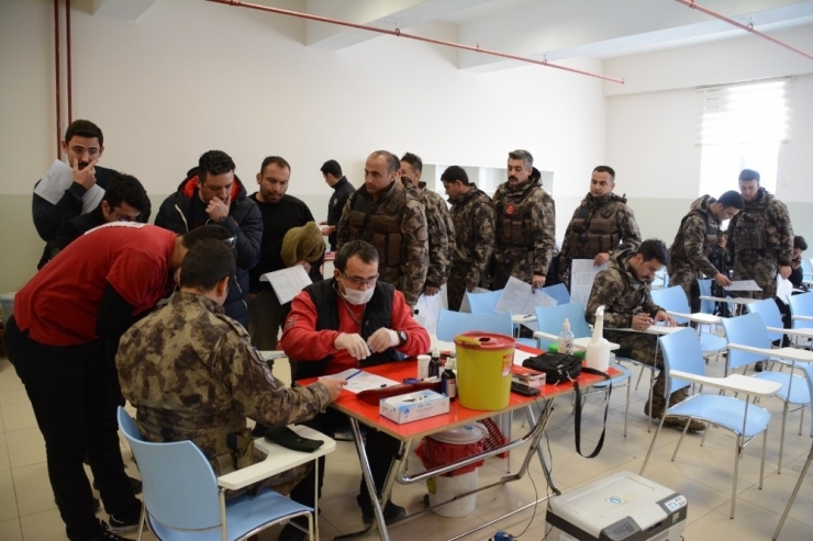 Van Polisinden Kızılay’a Kan Bağışı
