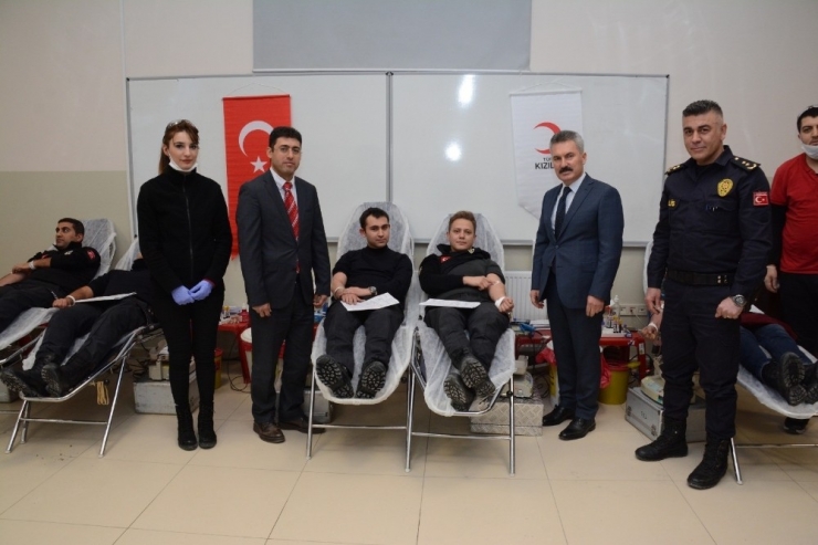 Van Polisinden Kızılay’a Kan Bağışı