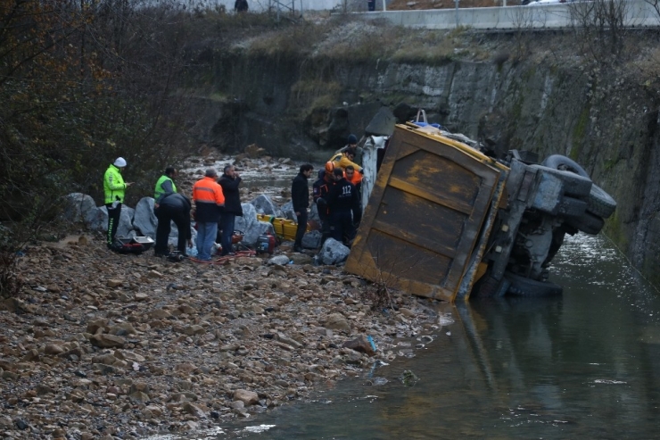 Kazada Sıkışan Kamyon Sürücüsü Hayatını Kaybetti