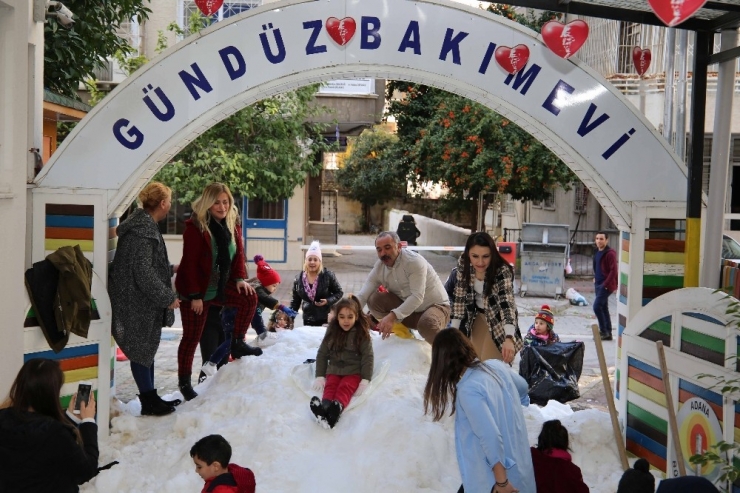 Tatile Adana’nın Göbeğinde Karla Oynayarak Girdiler