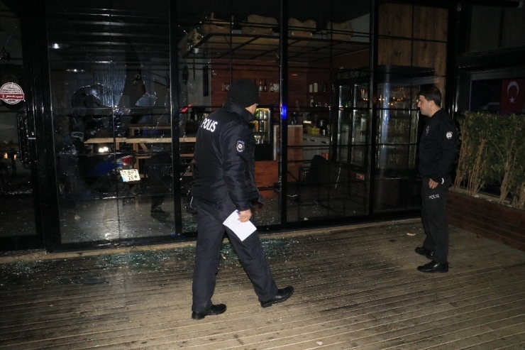 Alkollü Kadın Erkek Arkadaşının İş Yerinin Camlarını Kırdı