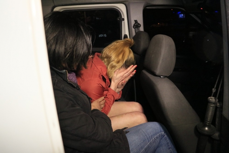 Alkollü Kadın Erkek Arkadaşının İş Yerinin Camlarını Kırdı