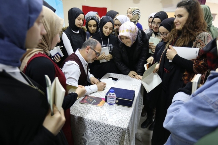 Yazar Kurtulmuş ’Edebiyat Ve Hayat’ Konulu Söyleşiye Katıldı