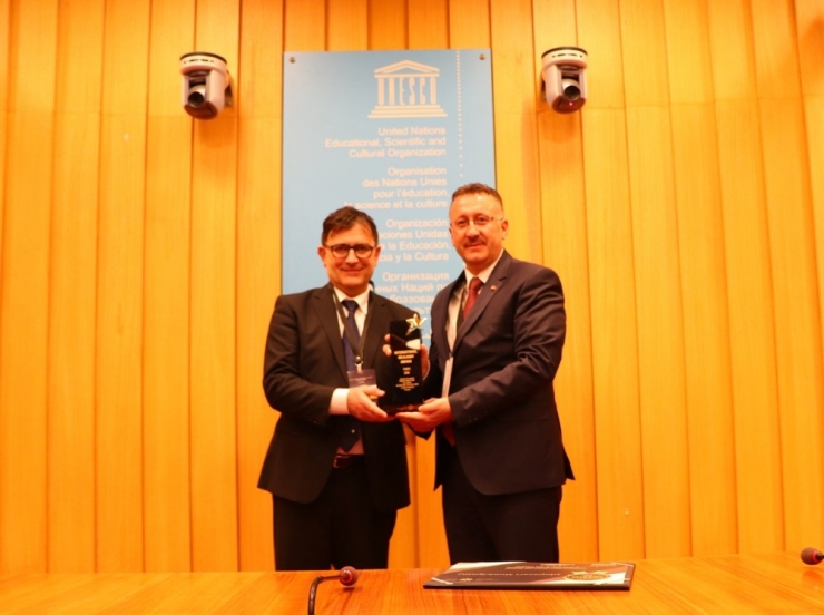 Adapazarı’nda, Paris’ten Çocuk Dostu Kent Ödülü Geldi