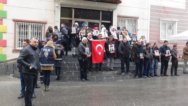 Hdp Önündeki Ailelerin Evlat Nöbeti 137’inci Gününde