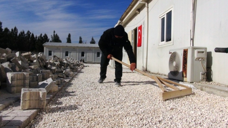 Akçakale Belediyesinden Okul Bahçesine Parke Taşı