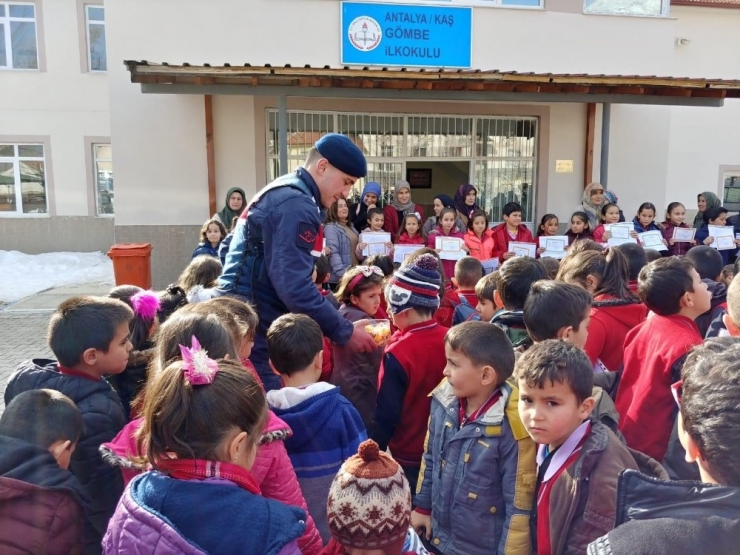 Jandarmadan Öğrencilere Kitap