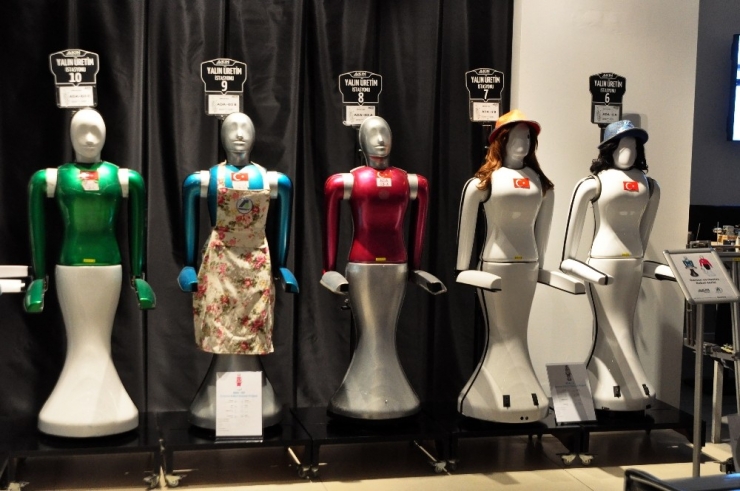 Avm’deki Robot Güvenlik Personeli İlgi Odağı