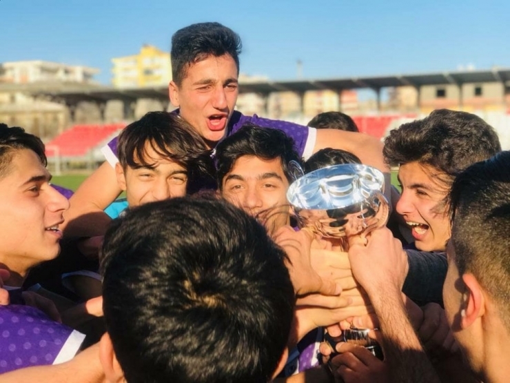 Bağlar Belediyespor’un Gençleri Futbolda Şampiyon