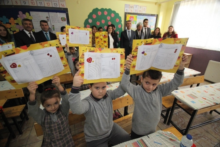 23 Bin 782 Öğrenci Edremit’te Karne Aldı