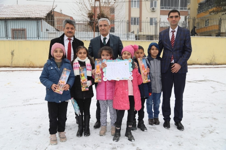Başkan Güder, Öğrencilerin Karne Heyecanına Ortak Oldu