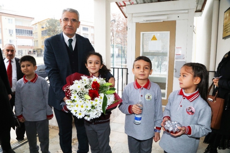 Başkan Güder, Öğrencilerin Karne Heyecanına Ortak Oldu