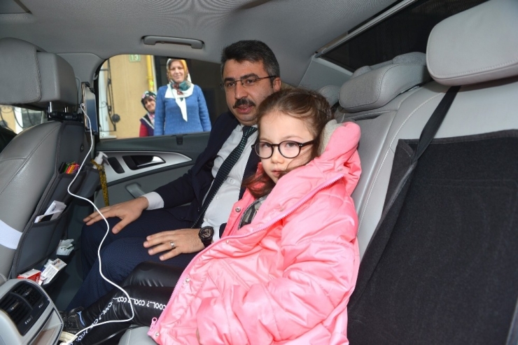 Serebral Palsi Hastası Kübra, Karnesini Almaya Başkanın Makam Aracıyla Gitti