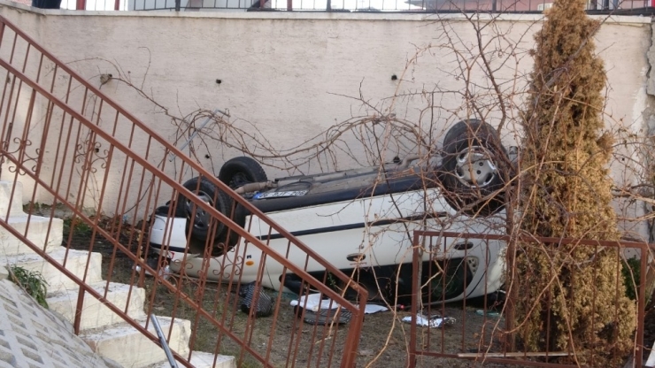 Başkent’te Otomobil Apartmanın Bahçesine Uçtu: 2 Yaralı