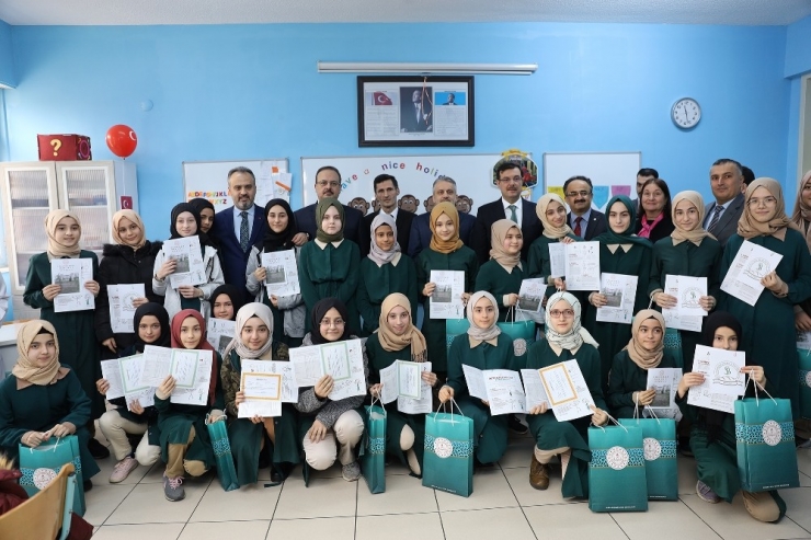 Küçük Yazar Karne Aldı, Protokole Kitabını Hediye Etti