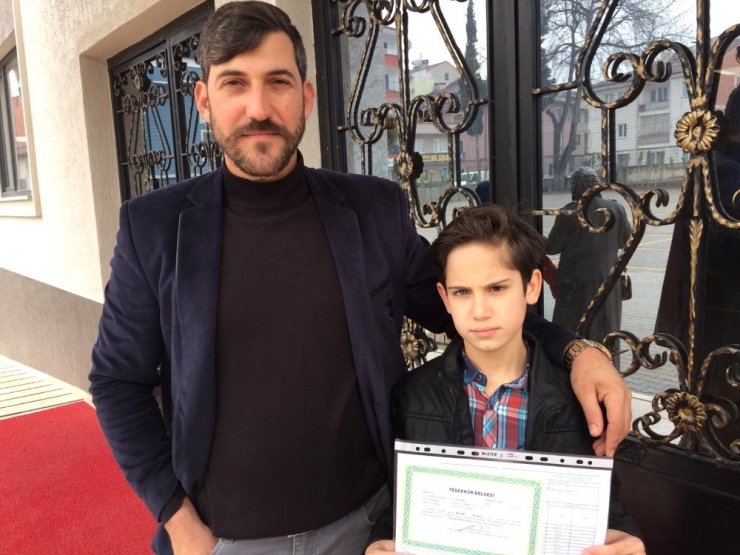 Renkli Gözleriyle Dikkat Çeken Mehmet Karnesini Aldı