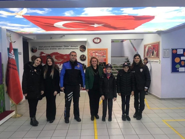 Polislerden Öğrencilere Karne Sürprizi