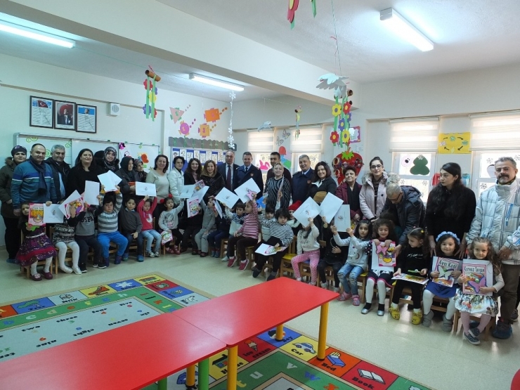 Çocuklar Karnelerini Komutanın Elinden Aldı