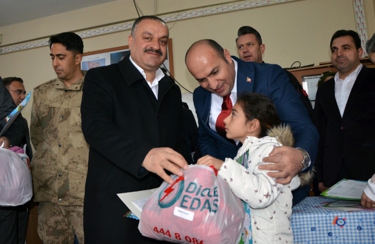 Dicle Elektrik’ten Minik Öğrencilere Karne Hediyesi