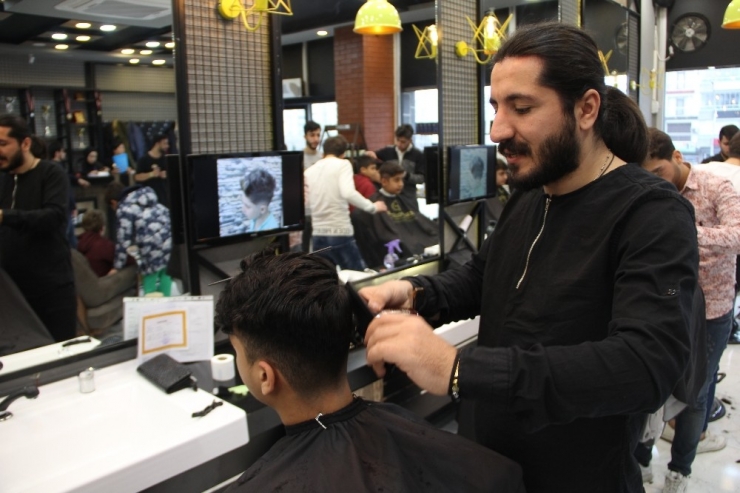 10 Yıllık Gelenek Bozulmadı, Başarı Belgesini Getiren Öğrencileri Ücretsiz Tıraş Etti