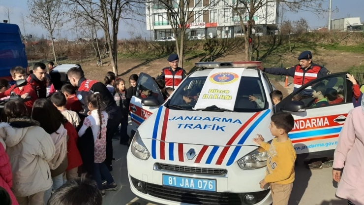 Minikler Karnelerini Jandarmanın Elinden Aldı