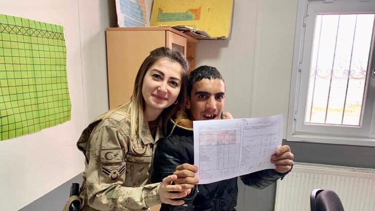 Jandarma Personeli, Öğrencilerin Karne Heyecanına Ortak Oldu