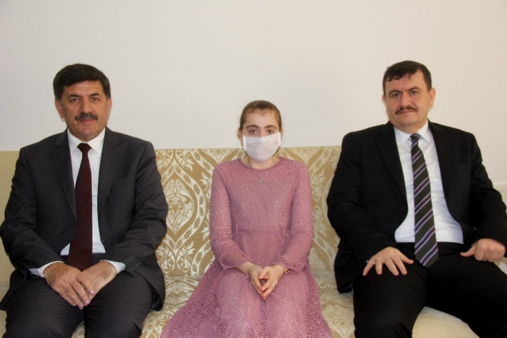 Evde Aldığı Eğitim İle Onur Belgesi Aldı