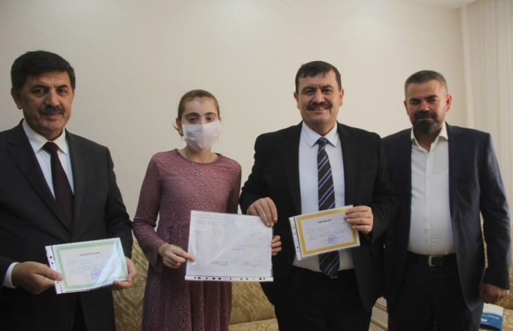 Evde Aldığı Eğitim İle Onur Belgesi Aldı