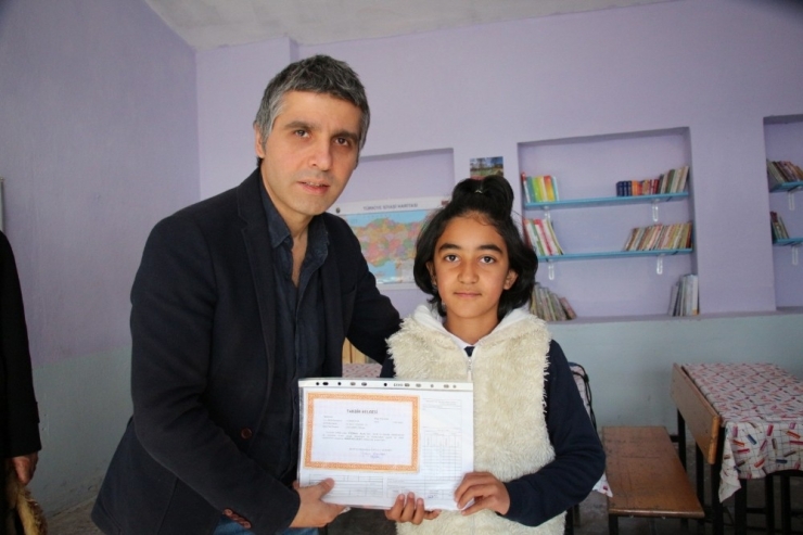 10 Öğrencisi Bulunan Okulda Karne Töreni