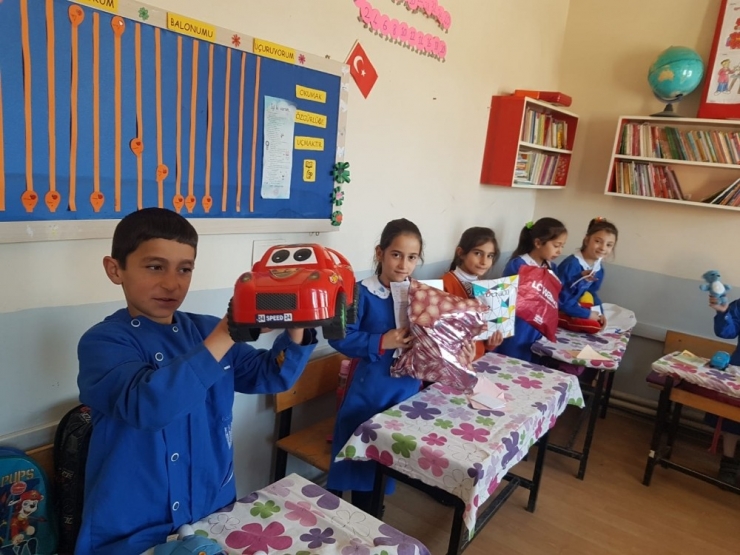 Köy Okulu Öğrencilerinin Karne Hediyesi Üst Sınıflardan Geldi