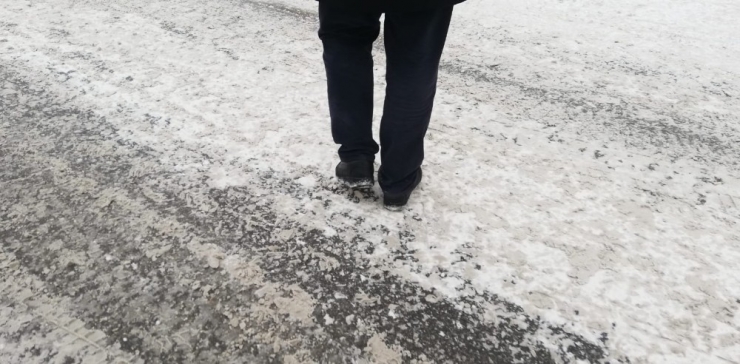 Yüksekova’da Yollar Buz Pistine Döndü