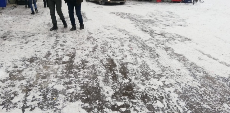 Yüksekova’da Yollar Buz Pistine Döndü